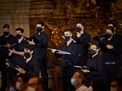 Miembros del coro durante el concierto de inauguración de la 69ª edición del Festival de Granada, en la catedral de la ciudad.