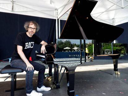 El pianista  James Rhodes durante el ensayo previo a su actuación de ayer en las Noches del Botánico, en Madrid. 