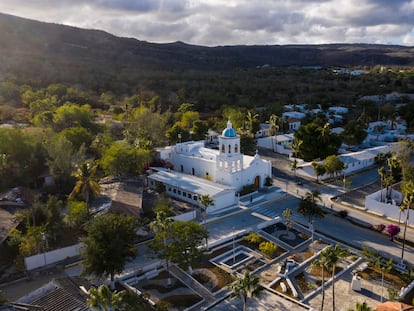 Vista de dron de la iglesia en la antigua prisión de Islas Marías, en el Estado de Nayarit (México).