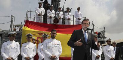 El presidente del Gobierno, Mariano Rajoy, durante su visita al patrullero espa&ntilde;ol de altura Infanta Cristina, en Abiy&aacute;n. 