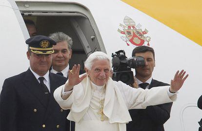 El papa Benedicto XVI se despide desde las puertas del avión que le trasladará a Roma.
