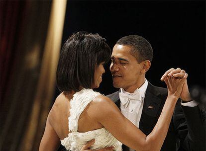 El matrimonio Obama baila tras la ceremonia de investidura presidencial el pasado enero.