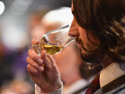 Un joven dubitativo bebiendo whisky. "¿Por qué no me han dejado echarle Coca Cola?"