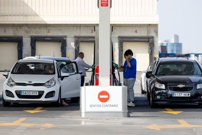 Usuarios en una gasolinera de Sevilla.