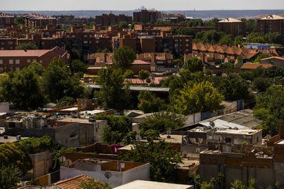 La Cañada, en primer plano y, al fondo, el barrio de Covibar de Rivas-Vaciamadrid.