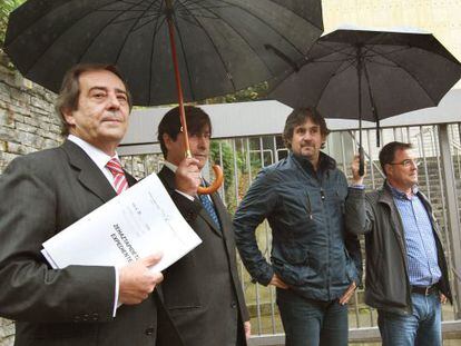 El alcalde de Gernika (Bizkaia), José María Gorroño (EA), a la izquierda, tras declarar por orden de la Audiencia Naciona.