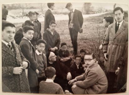 Antonio Moré, con un grupo de niños del Colegio San Estanislao de Kostka de Barcelona, en una imagen de los años sesenta.