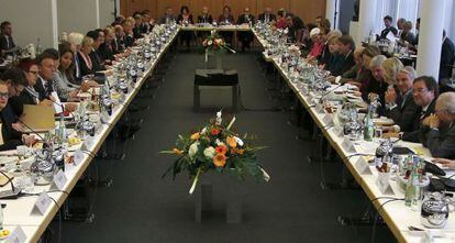 Los l&iacute;deres de la CDU y el SPD, en la primera ronda de reuniones.