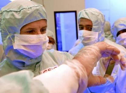 La ministra de Ciencia e Innovación, Cristina Garmendia, durante la inauguración de la <i>Sala Blanca</i> del Instituto Nacional de Microelectrónica de Barcelona.