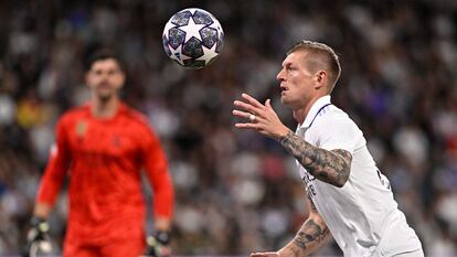 Toni Kroos controla un balón contra el Chelsea en el Bernabéu.