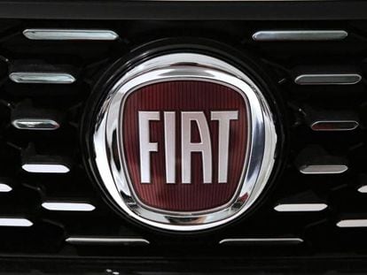 Logo del grupo Fiat en uno de sus modelos