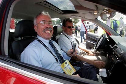 Roberto Coca durante el Tour de Francia de 2007 en el coche junto a Francia Moreau.