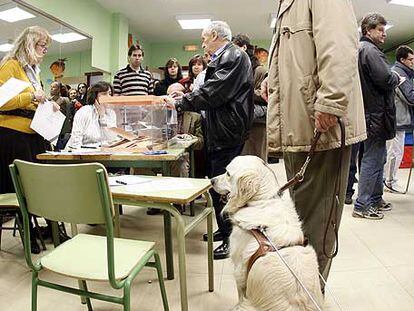 Ricardo Busto, con su perro, antes de votar.