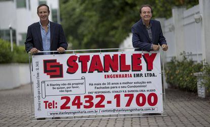 Stanley y Ricardo Barbosa con el anuncio de su empresa contra la corrupci&oacute;n.