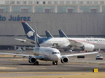 Un B-787 y un B-737 de Aeroméxico, en el aeropuerto de la Ciudad de México.