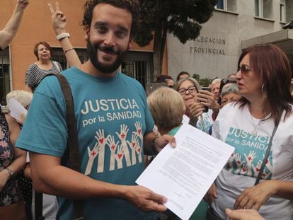 El médico de urgencias Jesús Candel, conocido como 'Spiriman', en una manifestación en Granada en 2017.