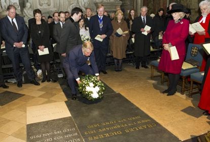 Camila, duquesa de Cornualles, observa cómo su esposo, el príncipe Carlos, deposita una corona de flores sobre la tumba de Charles Dickens, en la abadía de Westminster, en Londres.