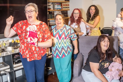 The women play a conga while they sing the group's hymn 'A quien le importa'.