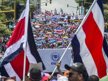 Miles de manifestantes marchan, el miércoles, contra la reforma fiscal.