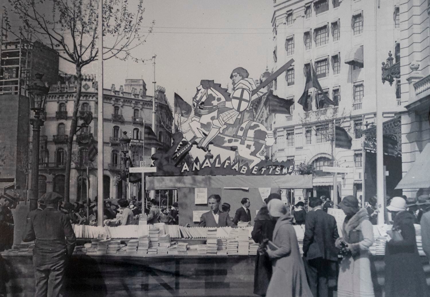 Parada de la librería Catalònia el Sant Jordi de 1932.