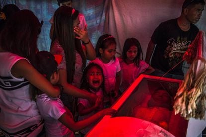 Una niña llora durante el veloatorio de su padre. Daniel Berehulak ha sido galardonada con el premio Pultzer 2017 en la categoría de 'Breaking News Photography', por su trabajo titulado 'They're Slaughtering Us Like Animals' ('Nos están sacrificando como a animales').