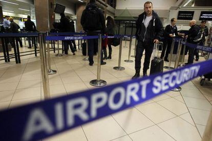 Un ciudadano rumano, en un control de seguridad en el aeropuerto londinense de Heathrow.