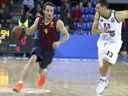 Marcelinho, con el bal&oacute;n, junto a Diamantidis.