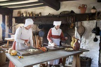 Recreación de la actividad diaria en la cocina en la granja de Mary Arden, la madre de Shakespeare, en Stratford-upon-Avon.