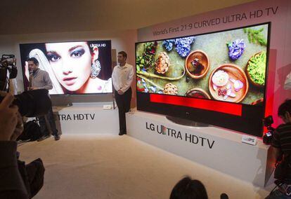 Periodistas fotgraf&iacute;an un OLED de televisi&oacute;n HD Ultra curvada de LG Electronics 