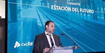 El ministro de Transportes, José Luis Ábalos, durante una de las presentaciones de la futura estación de Chamartín.