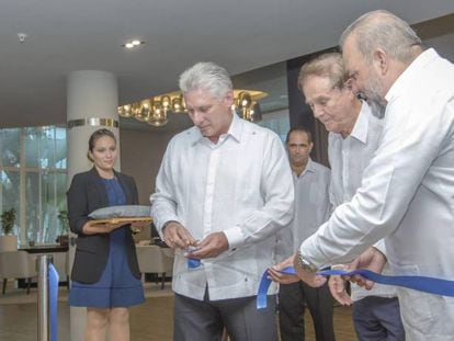 El presidente de Cuba, Miguel Díaz-Canel (primero por la izquierda) y el presidente de Meliá, Gabriel Escarrer Juliá (segundo por la izquierda), durante la inauguración del Meliá International Varadero en septiembre de 2019.