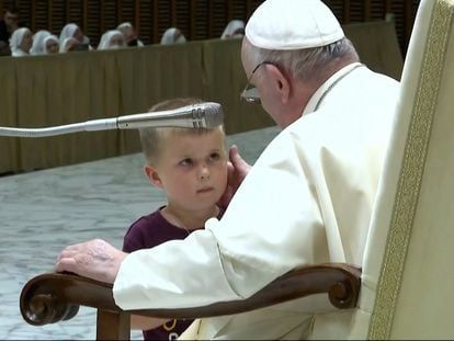 Vídeo | Un niño se cuela durante la audiencia semanal del papa Francisco y permanece a su lado durante unos minutos
