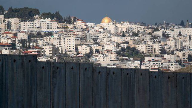 La Cúpula de la Roca de Jerusalén vista desde Abu Dis, al otro lado del muro.