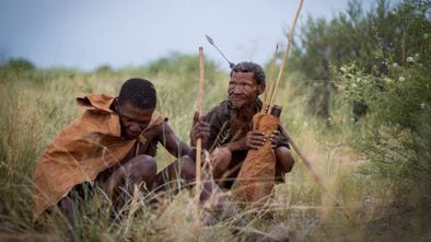 Dos indígenas de la minoría san de Botsuana, vestidos a la manera tradicional en los alrededores de la localidad Ghanzi, a las puertas del Kalahari. Diciembre de 2017.