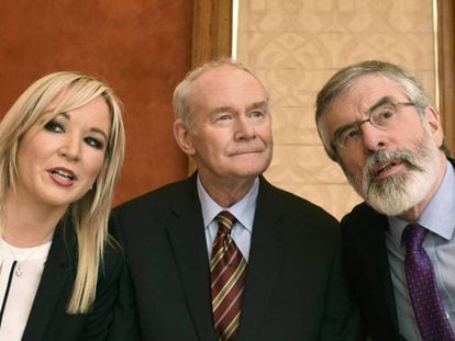 McGuinness, entre Gerry Adams y la candidata Michelle O&#039;Neill.