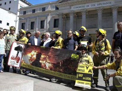 Diputados del PSOE, IU y UPyD, respaldan a los trabajadores de las BRIF en una protesta ante el Congreso.