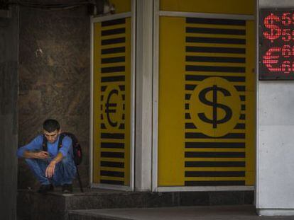 Un hombre, delante de una casa de cambio de moneda en el centro de Mosc&uacute;.