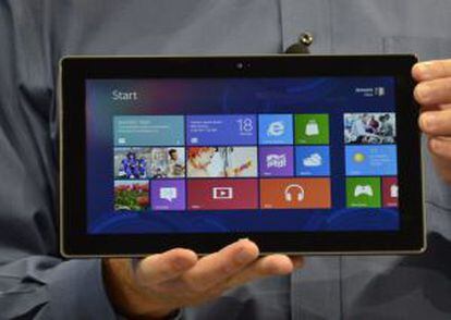 Steve Ballmer presenta la nueva tableta de Microsoft.