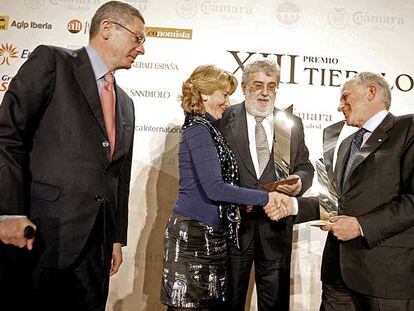 Gallardón y Aguirre con los ganadores de los Premios Tiépolo 2008