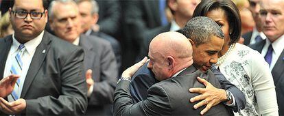 Barack Obama se abraza al marido de Gabrielle Giffords, Mark Kelly, en presencia de Daniel Hernandez (izquierda) y Michelle Obama (detrás).