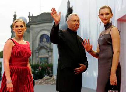 Peter Greenaway, acompañado de las actrices Eva Brithistle (a la izquierda) y Agata Buzek.