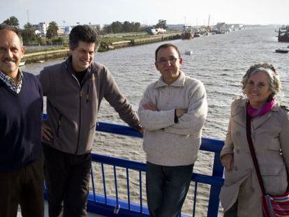 De izquierda a derecha, Joaquín Paloma, Juan Clavero, José Manuel Gómez y Mercedes Sousa en la desembocadura del río Guadalete.