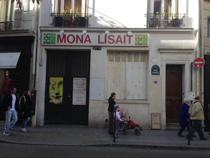 Esta librería parisiense hace un juego de palabras con el cuadro de la Mona Lisa. "Mona Lisait" significa "Mona leía"