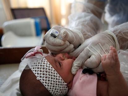 Un empleado de NNUU vacuna contra la polio en una clínica del campo de refugiados de Bureij, en Gaza, el pasado 9 de septiembre.