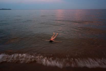 Una mujer se refresca en la playa de Sant Pere Pescador, Girona (España), el lunes.