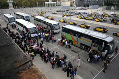 Colas para coger los autobuses hacia Tarragona.