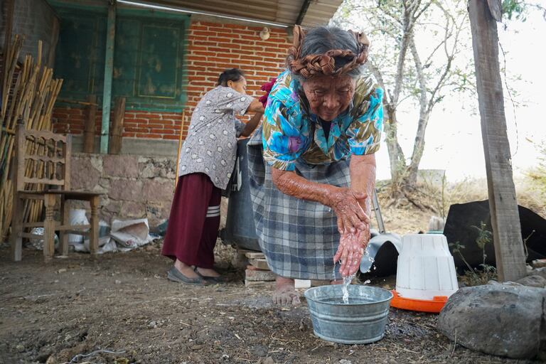 Una mujer zapoteca se lava las manos en Teotitlán del Valle, en el Estado mexicano de Oaxaca.