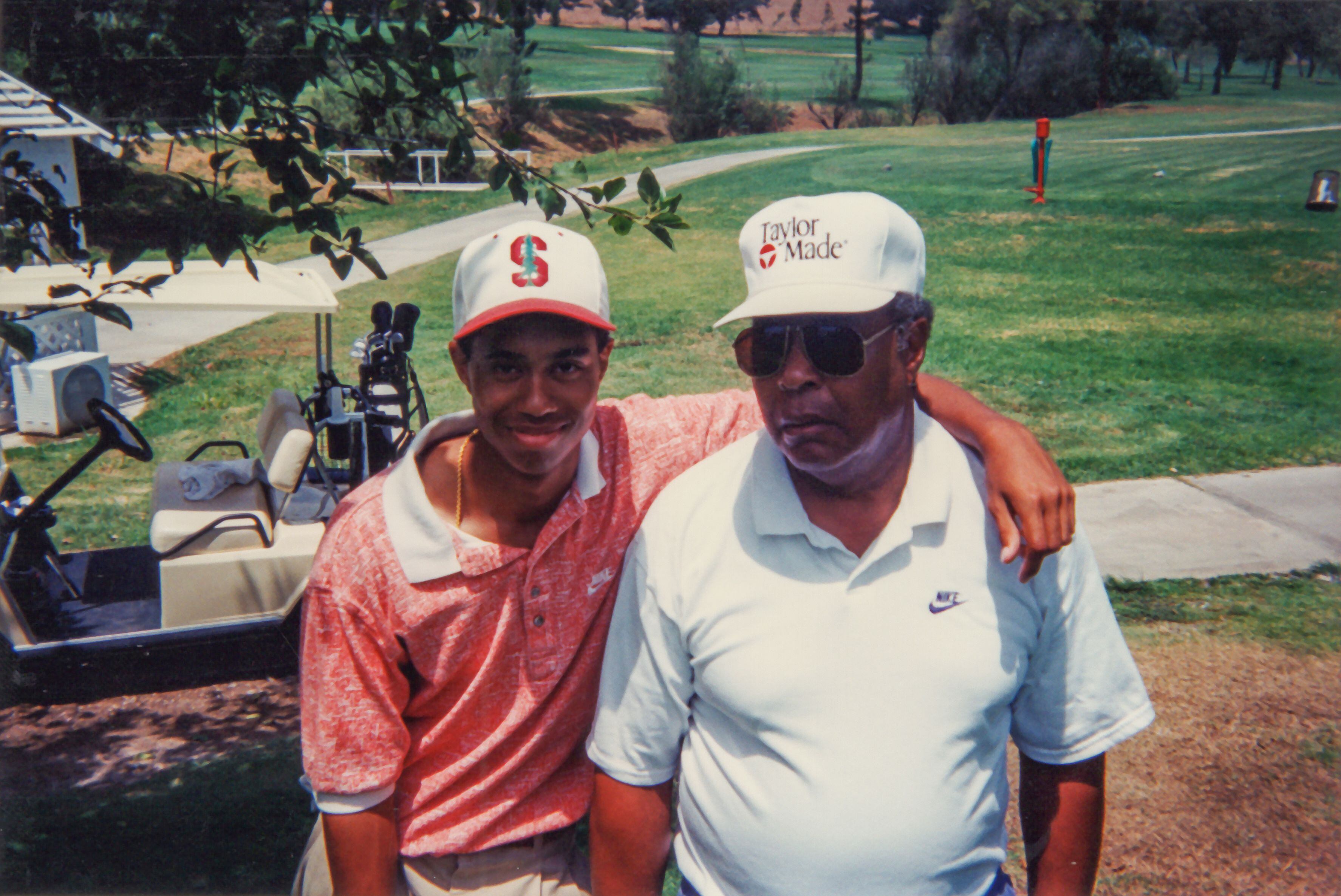 Tiger Woods con su padre Earl. Lleva la gorra de Stanford, universidad para la que jugó un año antes de pasar a profesional.