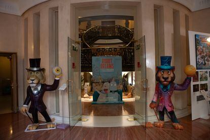 Entrada a la exposición '¡Animación! De Garbancito de la Mancha a Robot Dreams', en la sede madrileña de la SGAE. En la puerta, dos figuras de Willy Fog junto al cartel de 'Robot Dreams'.