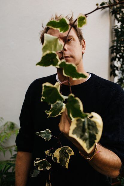 Jonathan Anderson, el director creativo de Loewe, ha creado la nueva colección Loewe Home Scents, una gama olfativa de 11 esencias inspiradas, entre otras plantas, flores y frutos.